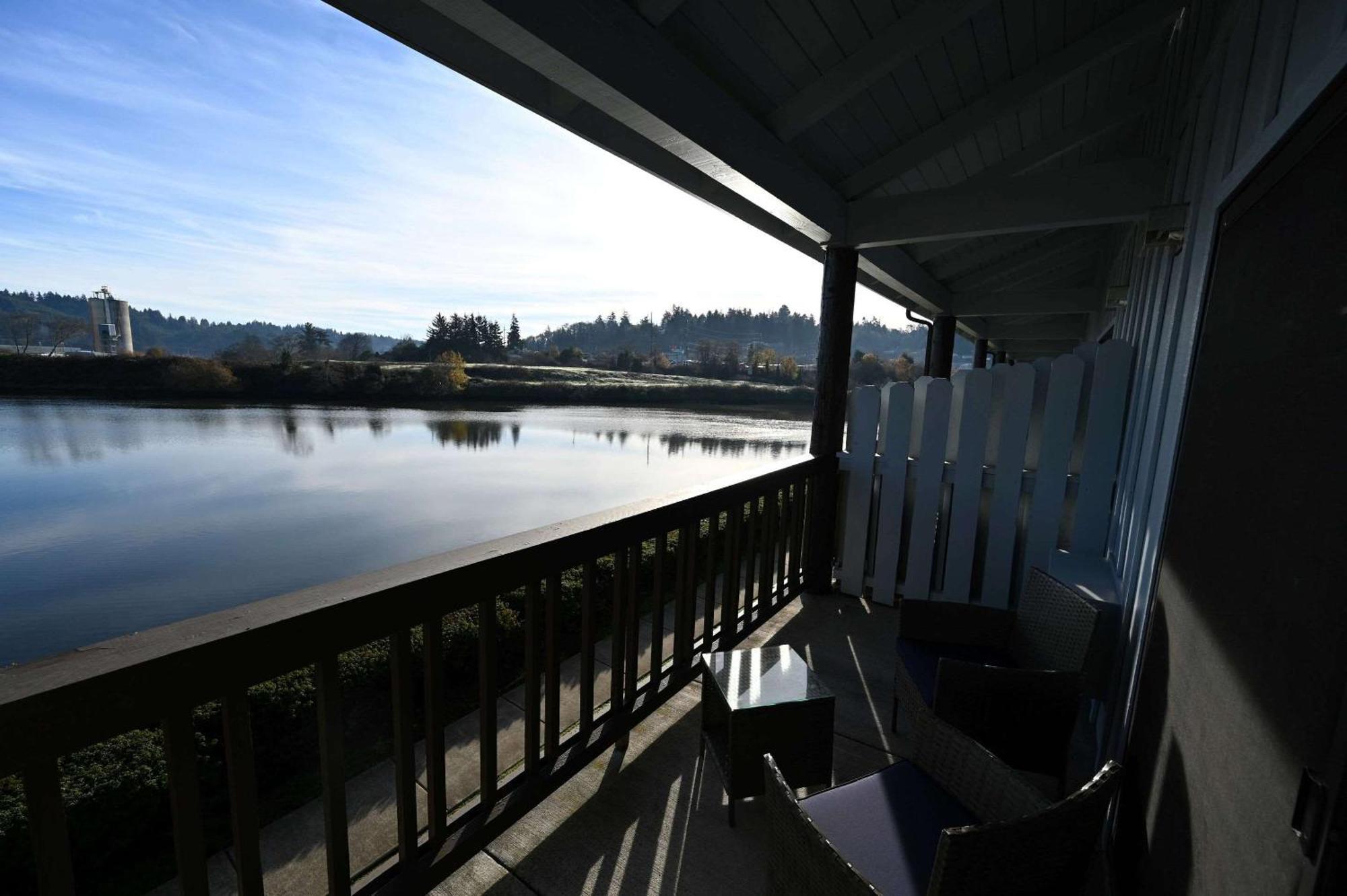 Edgewater Inn And Suites, Ascend Hotel Collection Coos Bay Exterior photo