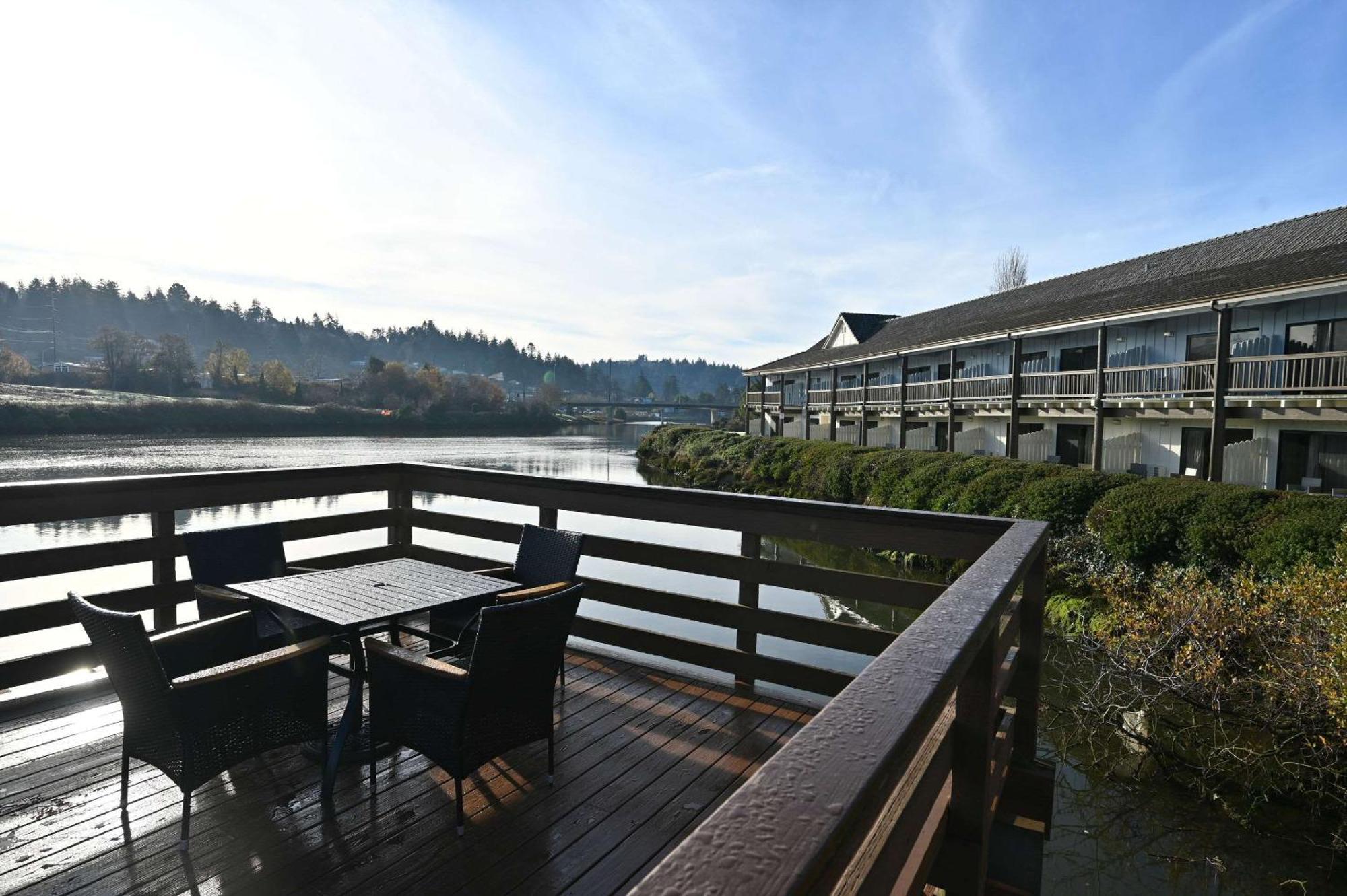 Edgewater Inn And Suites, Ascend Hotel Collection Coos Bay Exterior photo