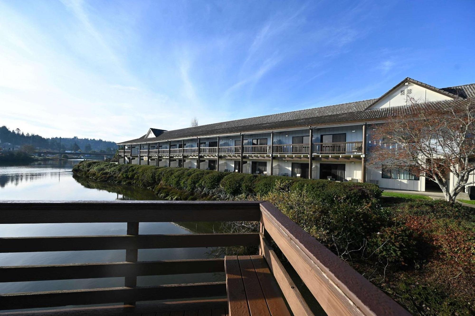 Edgewater Inn And Suites, Ascend Hotel Collection Coos Bay Exterior photo