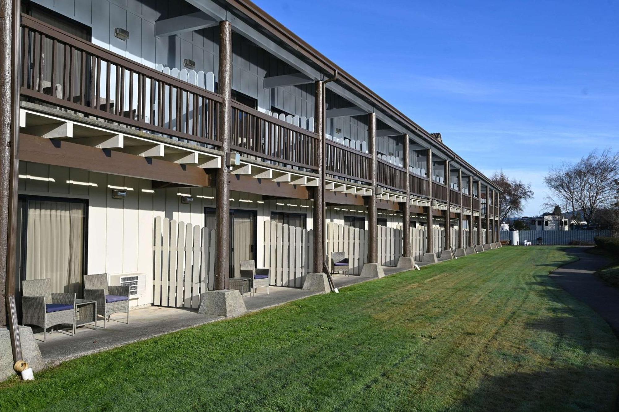 Edgewater Inn And Suites, Ascend Hotel Collection Coos Bay Exterior photo